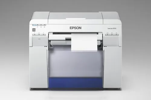 Neuer Fotoproduktionsdrucker Epson SureLab D700 Bild: Neuer Fotoproduktionsdrucker Epson SureLab D700