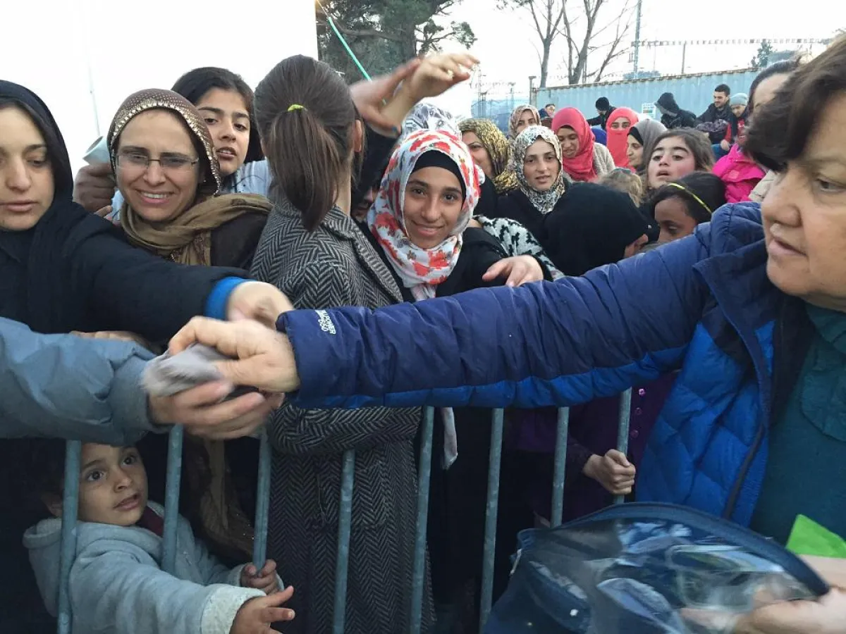 Helfer der Diakonie verteilen Hilfsgüter in Idomeni