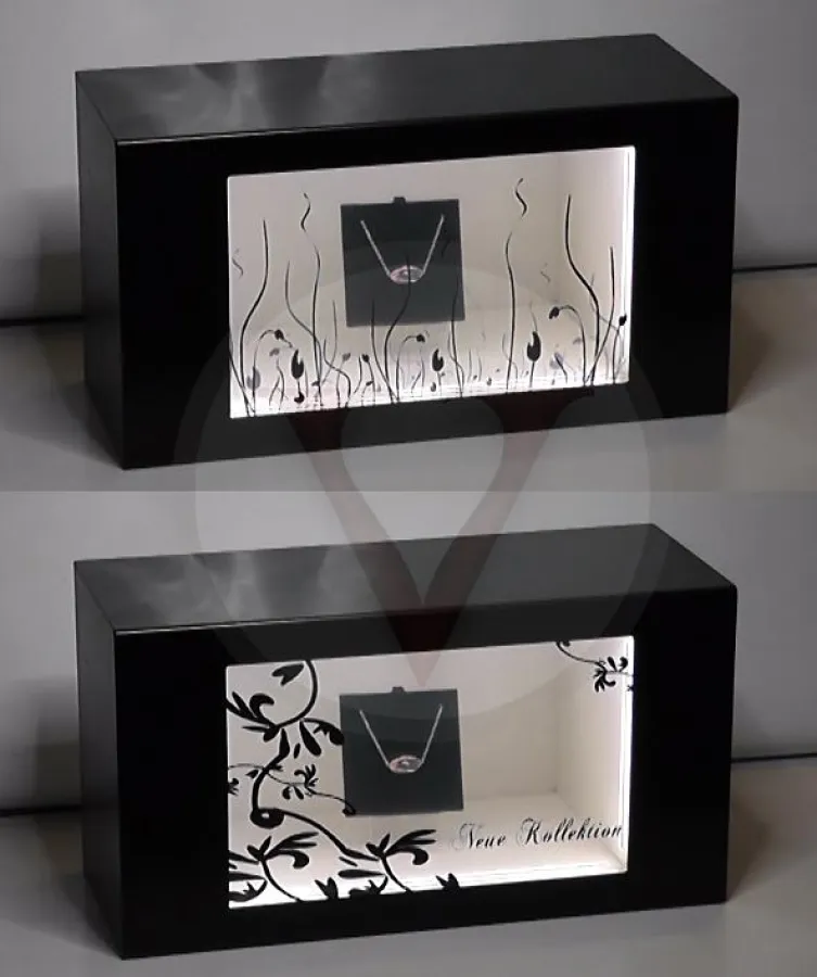 Transparentes Display MagicView für eine Präsentation von Produkten und parallel laufenden Infos.