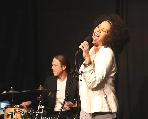 Bewegender Soul-Abend feiert Premiere im PEM Theater an den Elbbrücken Bild: Bewegender Soul-Abend feiert Premiere im PEM Theater an den Elbbrücken