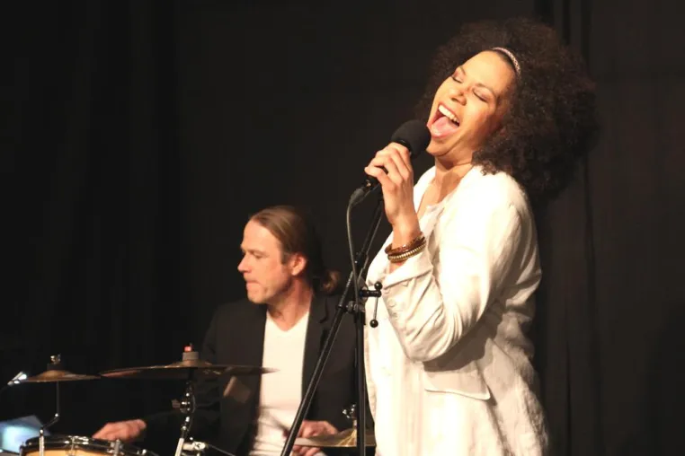 Bild: Bewegender Soul-Abend feiert Premiere im PEM Theater an den Elbbrücken