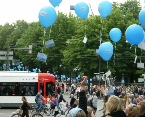 Bild: Zeichen gegen den Klimawandel gesetzt - Kirchentagsbesucher lassen Ballons mit Klimabotschaften steigen