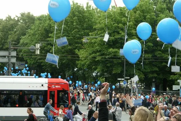 Bild: Zeichen gegen den Klimawandel gesetzt - Kirchentagsbesucher lassen Ballons mit Klimabotschaften steigen