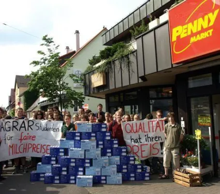 Bild: Hohenheimer Studenten zeigen sich mit den Milchbauern solidarisch