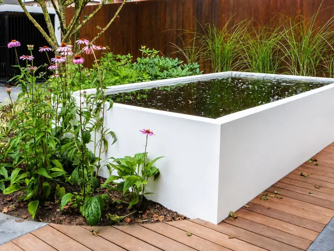 Bild: Wasserbecken statt Gartenteich: Moderne Hochteiche für Garten und Terrasse im Trend