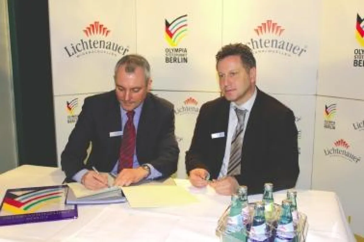 Vertragsunterzeichnung durch Paul K. Korn und Dr. Harry Bähr
