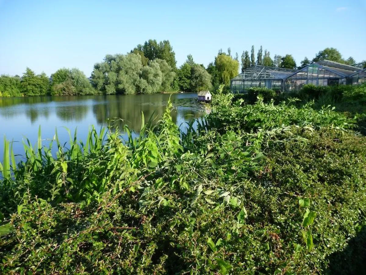 Demeter-Gewächshäuser idyllisch am See gelegen