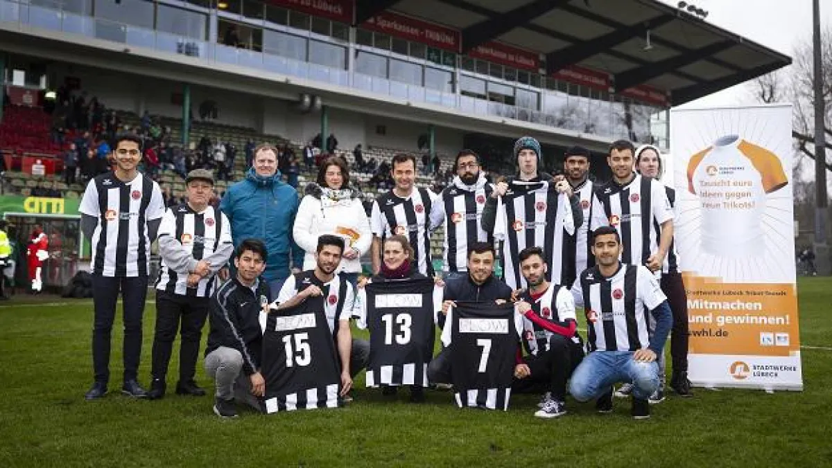 Große Freude über neue Trikots bei den Fußballern von roter Stern Lübeck