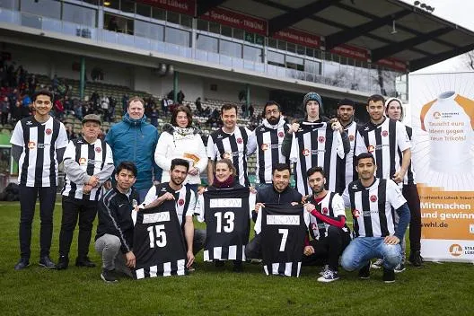 Bild: Fußballer von Roter Stern Lübeck gewinnen neue Trikots