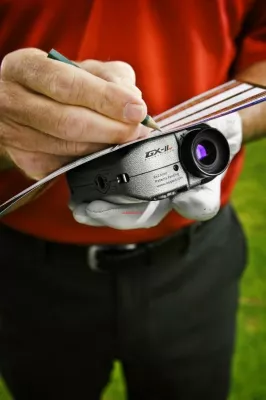 Bild: dublisGolf 12/09: Gary Birch jr. holt mit Leupold® GX-II® Entfernungsmesser Tourkarte für Sunshine Tour 2010