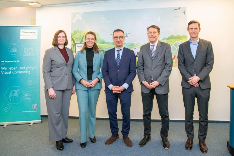 Fraunhofer IGD demonstriert Bundesforschungsminister Cem Özdemir neueste Entwicklungen für die Landwirtschaft Bild: Fraunhofer IGD demonstriert Bundesforschungsminister Cem Özdemir neueste Entwicklungen für die Landwirtschaft