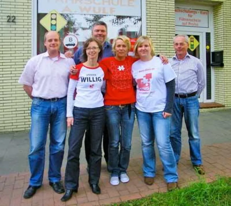Fototermin in der Lindenstraße nach der Vorbesprechung zur Typisierungsaktion der DKMS bei der Fahrschule Wulf. Von links nach rechts: Sascha Wulf, Claudia Basler, Heiko Jacobi, Sabine Monsees, Danie