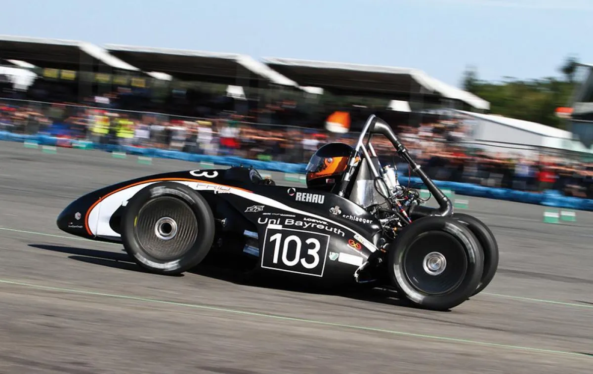 Mit dem Sponsorship des Teams Elefant Racing im Wettbewerb Formula Student Germany fördert das Unternehmen Nachwuchsingenieure.