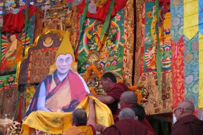 Dalai Lama Portrait im Kloster Lithang in Osttibet inthronisiert Bild: Dalai Lama Portrait im Kloster Lithang in Osttibet inthronisiert