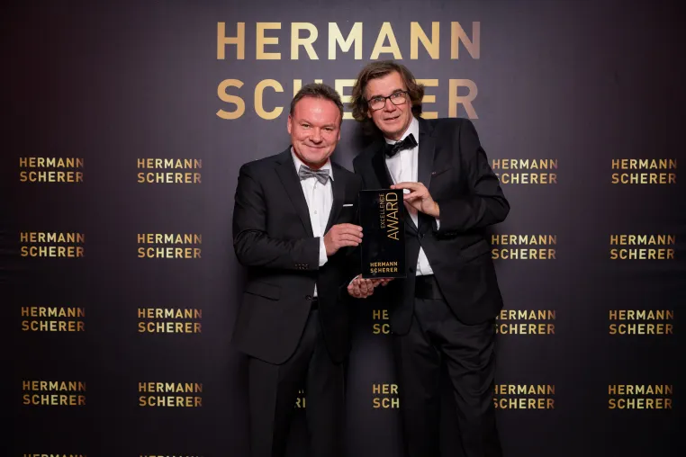 Bild: Frank Gronert begeistert beim internationalen Speaker Slam und holt Excellence Award
