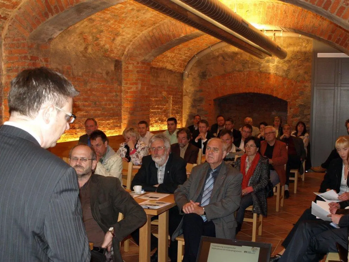 Foto: VR Bank-Vorstandsmitglied Andreas Woda stellt die Fördermöglichkeiten des Bundes vor.