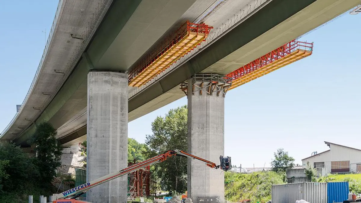 Mithilfe zweier VARIOKIT Gesimskappenbahnen werden Außen- und Mittelkappe der Brücke hergestellt.