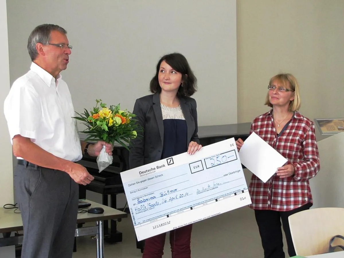 Verleihung des Studienpreises 2014 an Absolventin Sabrina Büttner (m.) der Hochschule Harz.