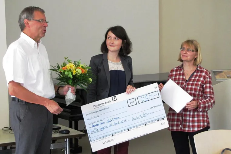 Bild: Absolventin gewinnt Studienpreis 2014
