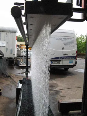 Bild: watershow.de präsentiert projektionsfähige Wasserwand für Deckeneinbau