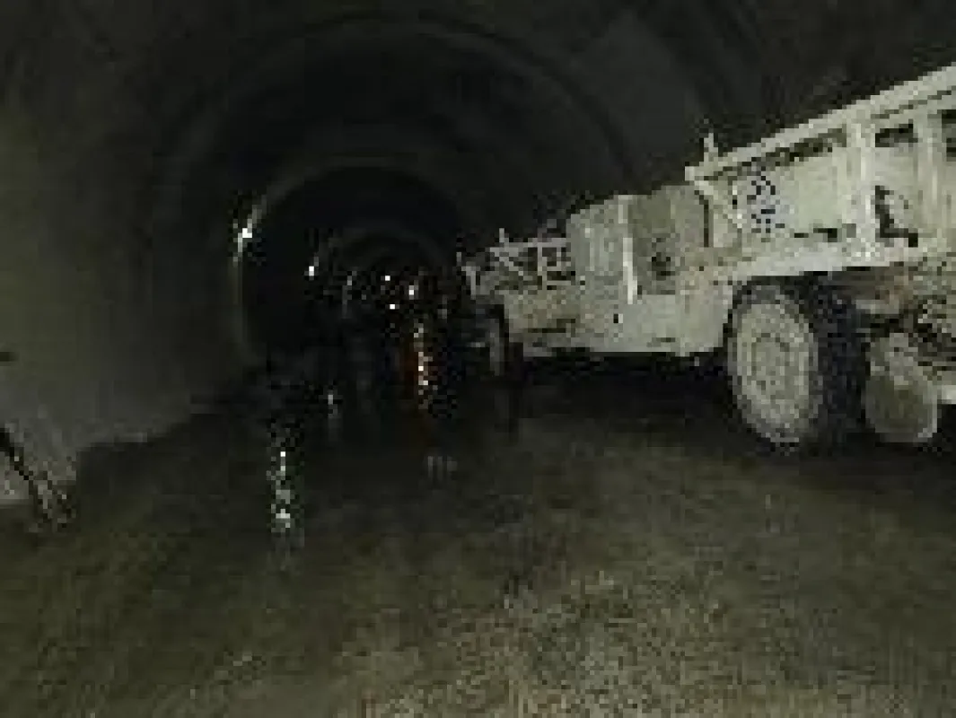 Einfahrt in den Tunnel zwischen Place du premier Mai und Khelifa Boukhalfa