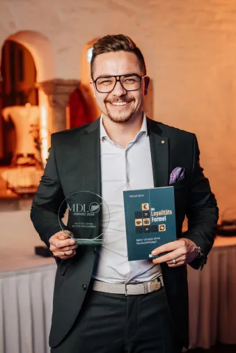 Autor des Jahres 2026 - Manuel Spors mit seinem Buch "Die Loyalitätsformel" Bild: Autor des Jahres 2026 - Manuel Spors mit seinem Buch "Die Loyalitätsformel"