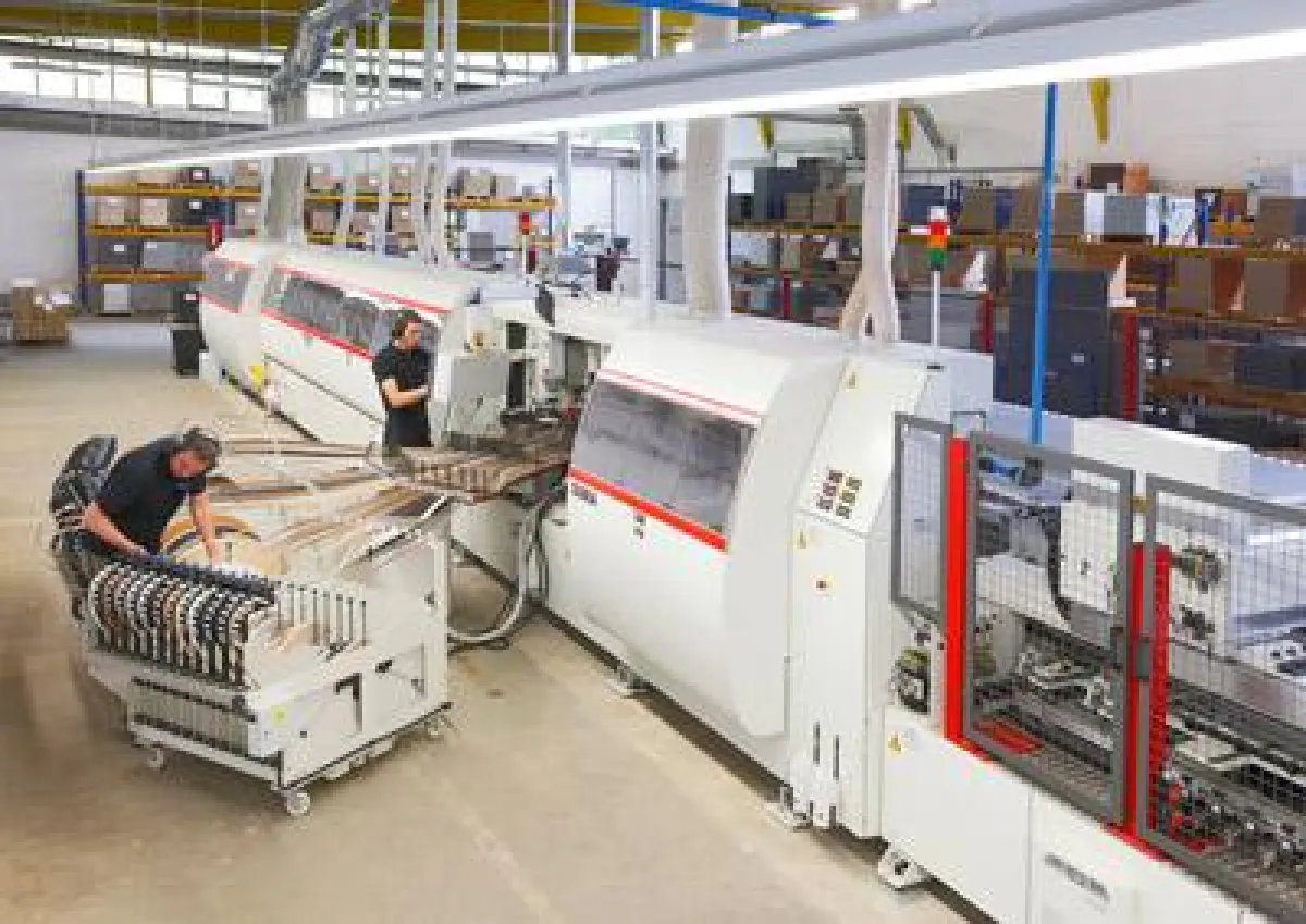 1,2 Mio. Euro investierte WINI in die neue Kantenbearbeitungsmaschine.