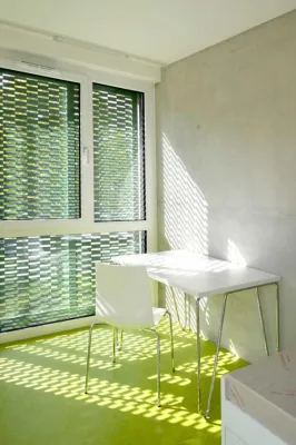 Bild: Studierenden-Wohnanlage in Neu-Ulm: Lochblech-Schiebeelemente als Sonnen-und Blendschutz