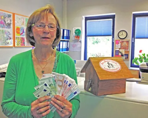 Schulleiterin Gertrud Peltzer sammelt für den guten Zweck Bild: Schulleiterin Gertrud Peltzer sammelt für den guten Zweck