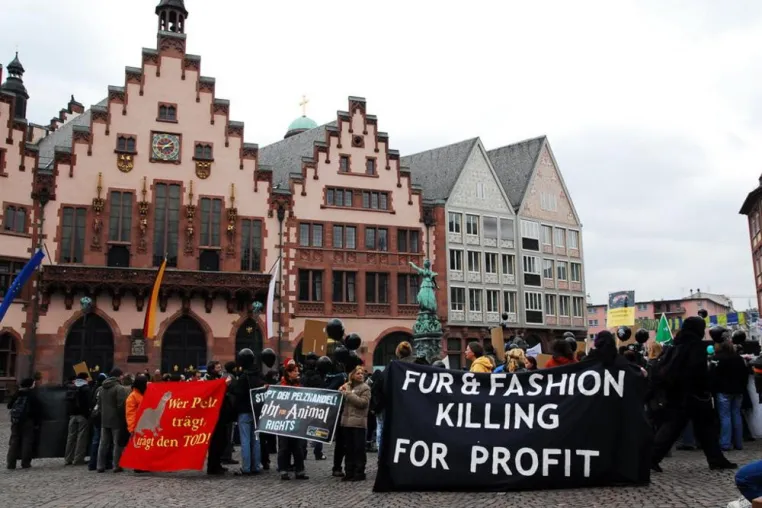Großdemonstration gegen Pelzmesse Bild: Großdemonstration gegen Pelzmesse