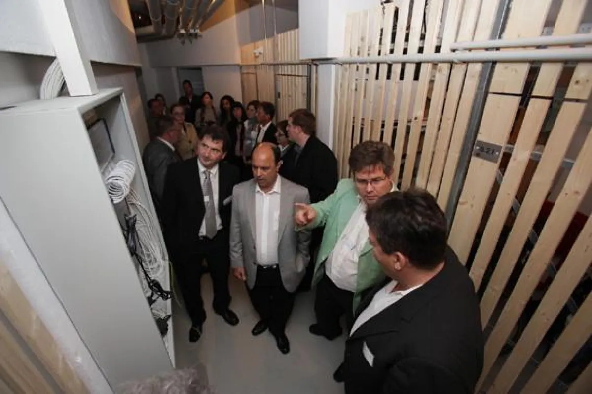 Satellitenempfang zum Anfassen erlebten die Teilnehmer der beiden Exkursionsrunden (hier: Frankfurt)