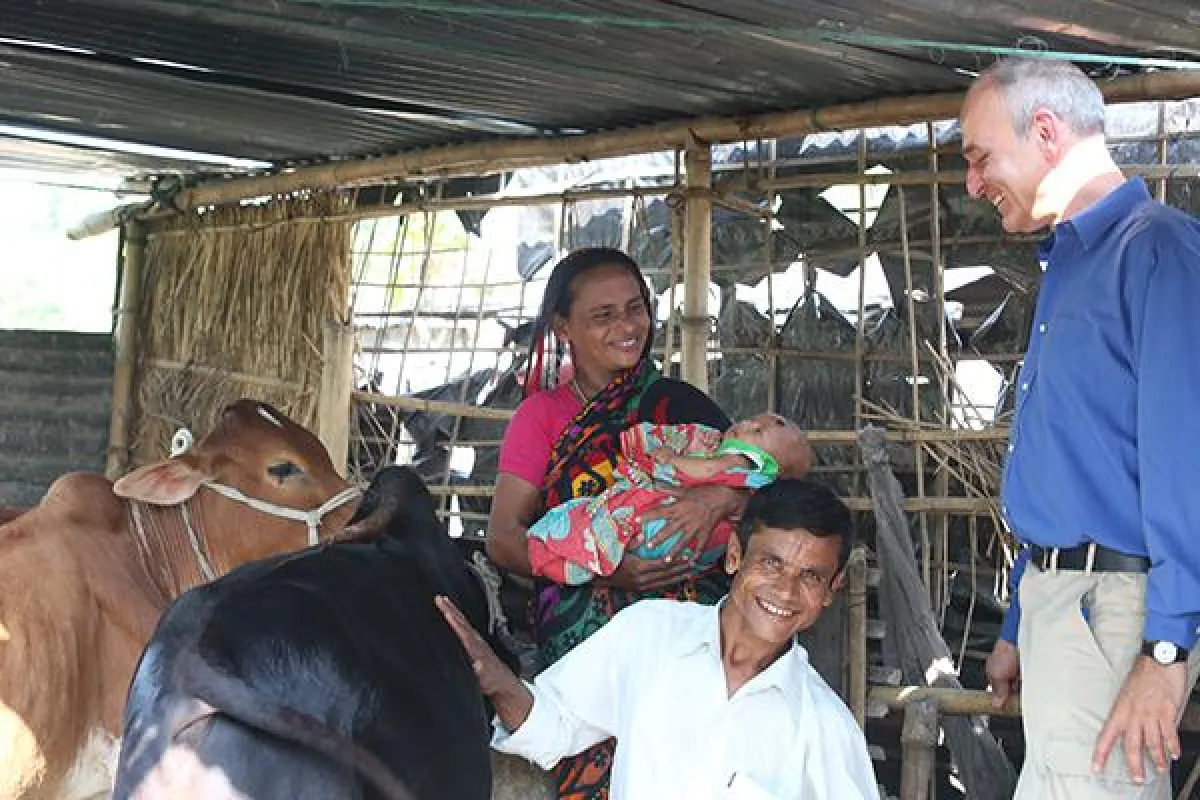 Abdul und Rehana Begum – auf dem Arm Tochter Joya – mit NETZ-Mitarbeiter Peter Dietzel