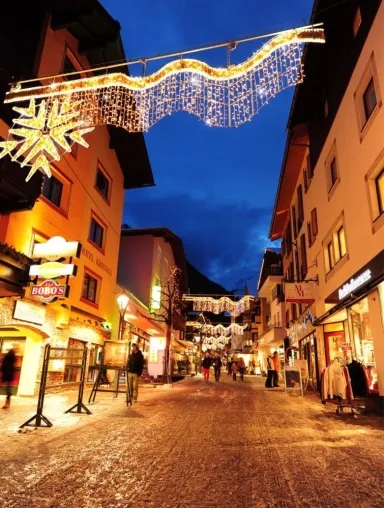 Bild: Glänzende Geschäfte mit Weihnachtsbeleuchtung