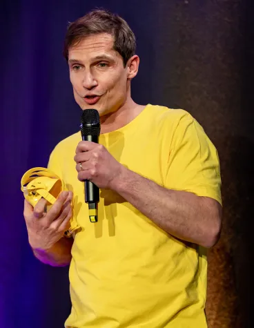 Bild: Mit Tauchmaske auf der Bühne