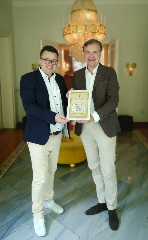 GF Marc Richter (rechts) von Max Kemper Ringfabrik mit der Auszeichnung
