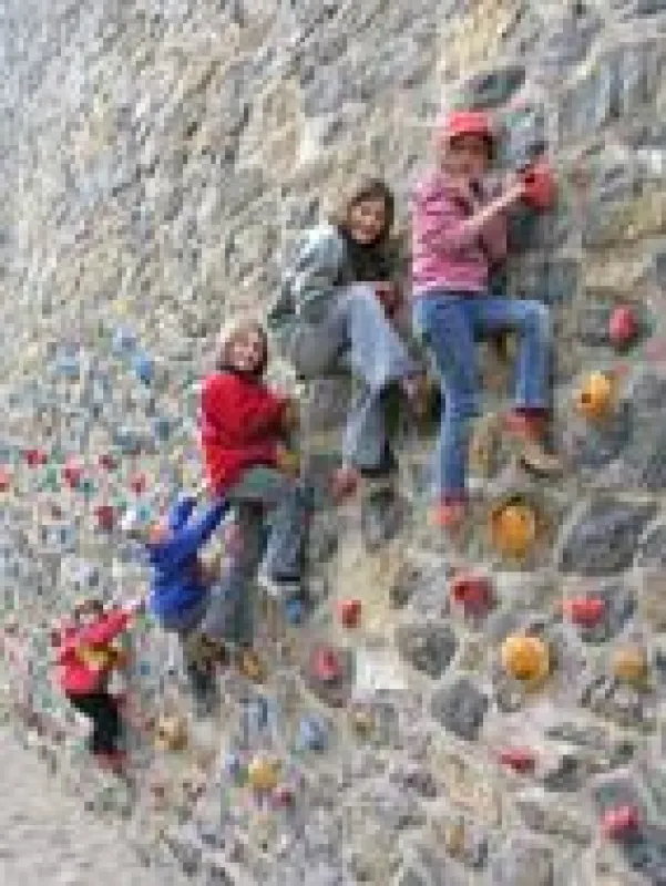 Klettern macht Spaß an Norddeutschlands höchsten Kletterwand - auch den Kleinsten.