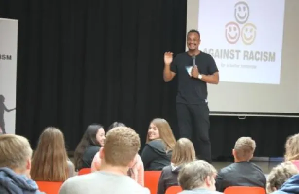 Musiker 2schneidig zu Gast an Berufskolleg in NRW Bild: Musiker 2schneidig zu Gast an Berufskolleg in NRW