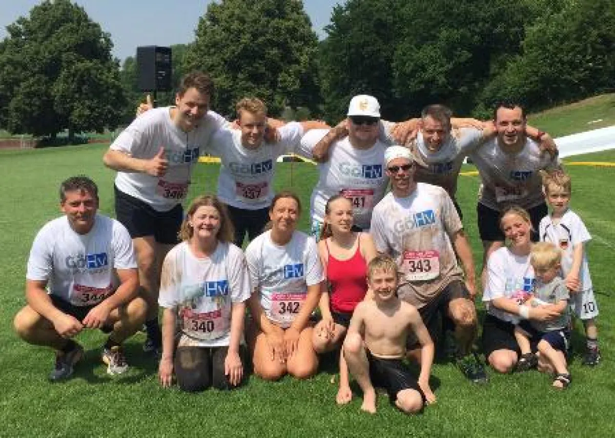 Voller Einsatz bei 38 Grad: Die GöHv-Mitarbeiter auf dem Sportgelände. Quelle: GöHv.