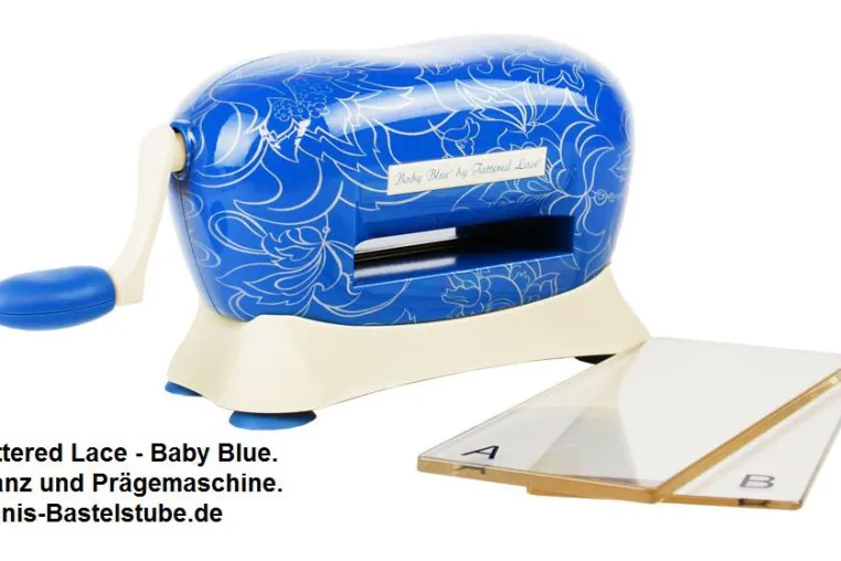 Bild: Monis-Bastelstube holt Tattered Lace Neuheit nach Deutschland - Baby Blue Maschine jetzt im Handel