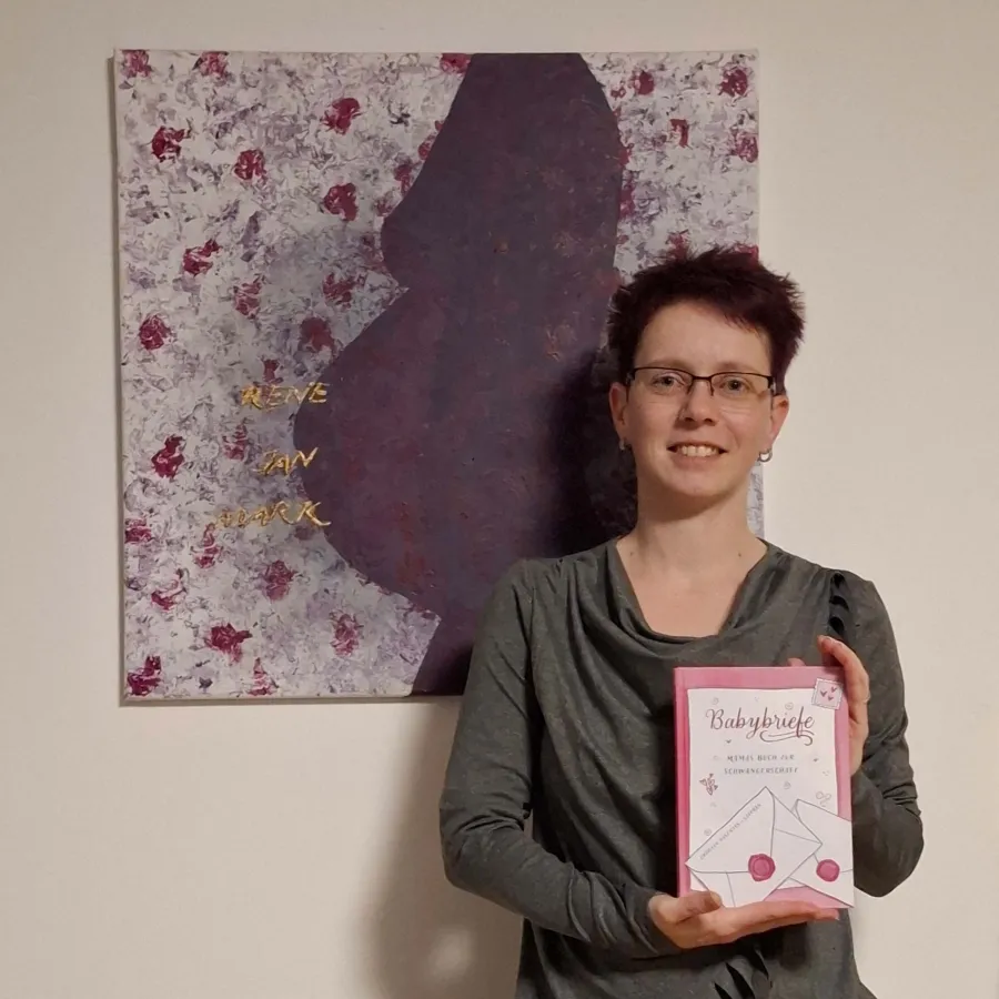 Autorin Christin Valentin-Saffran mit ihrem Erstlingswerk 