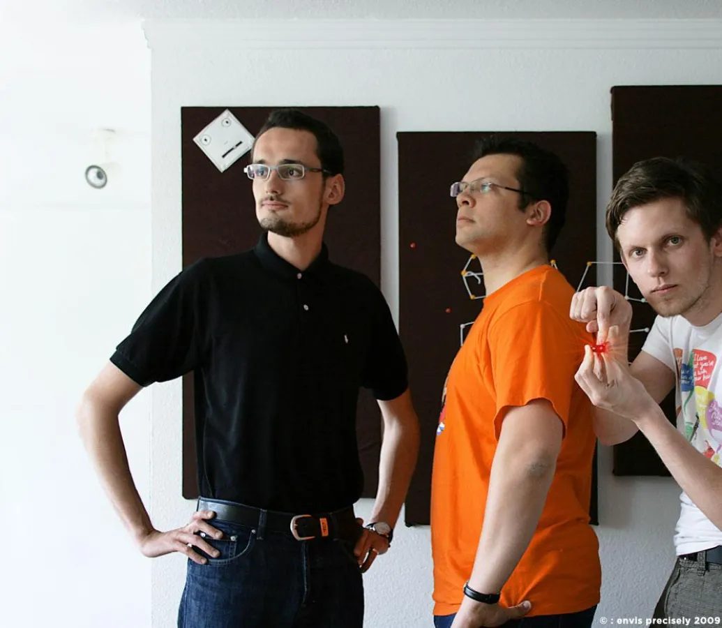 Endlich zu Dritt am Drücker. Die Interaction Designer BA (v.l.) Markus Jaritz, Thomas Gläser und Philipp Sackl von : envis precisely starten gemeinsam durch.