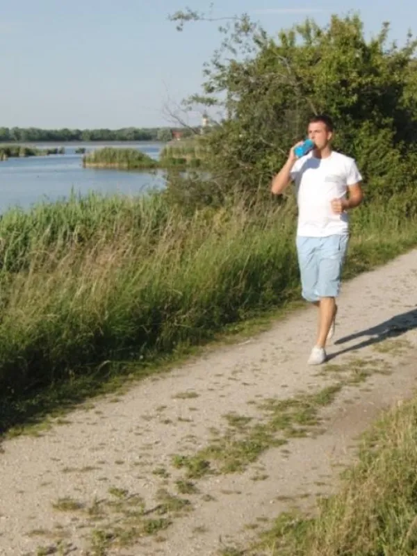 Durch das Schwitzen beim Sport verliert der Körper viel Flüssigkeit und Elektrolyte. Hilfreich sind dann hypotone Sportmineralgetränke wie z. B. Basica Sport aus der Apotheke. Copyright: bonn press /