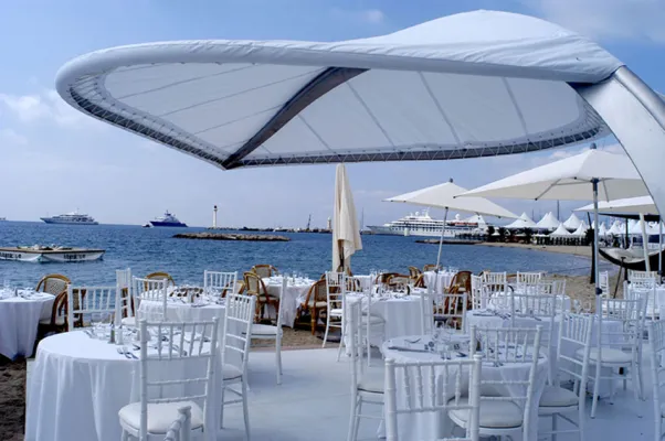 Bild: Textiles Blätterdach sorgt für Schatten auf Gebäuden und Schiffen