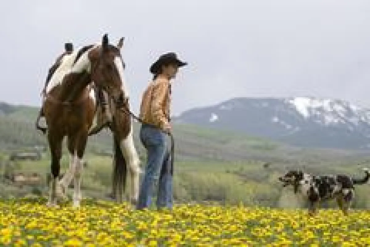 Cowgirl mit zwei besten Freunden (c) Matt Inden - Colorado Tourism Office
