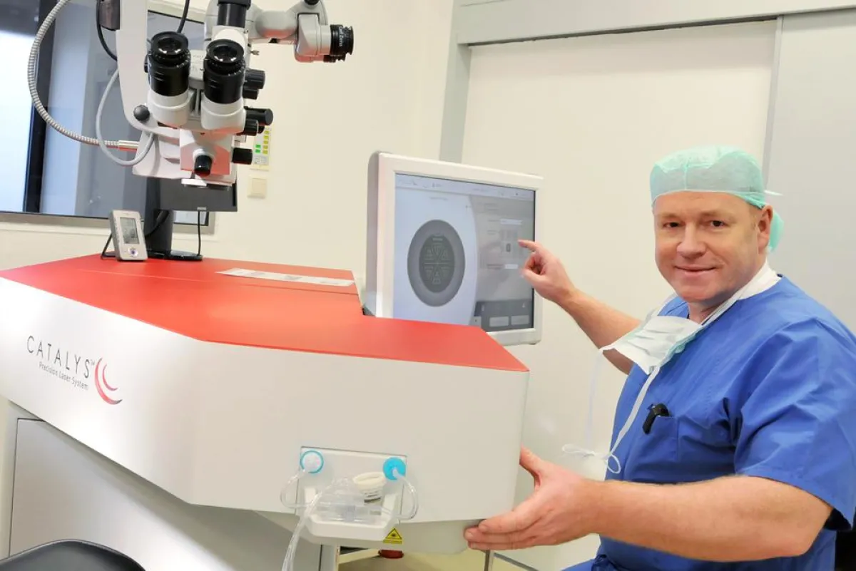 Prof. Dr. Burhard Dick am Femtosekundenlaser.