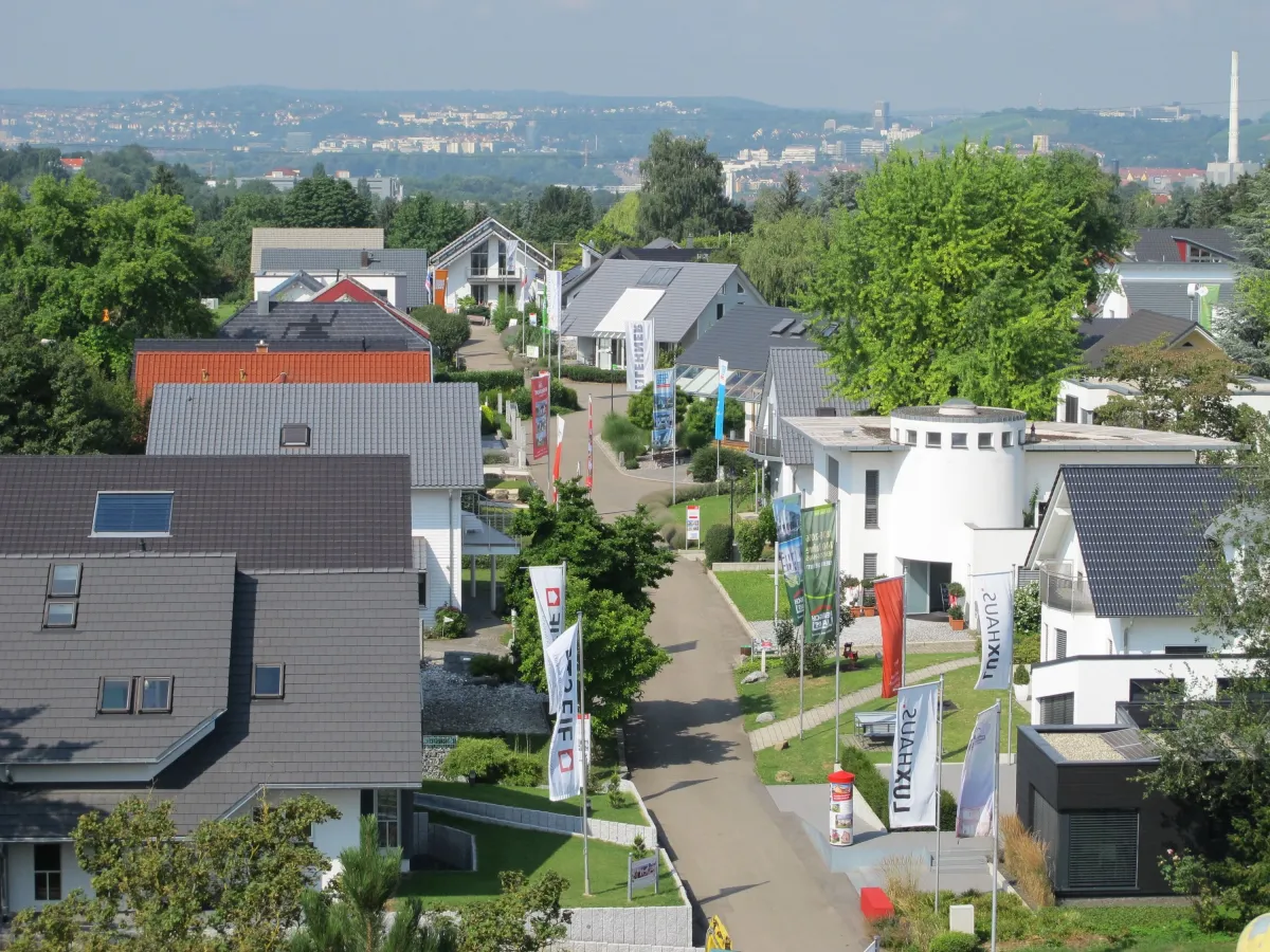Vor dem großen Ansturm: die Musterhaus-Ausstellung Eigenheim & Garten in Fellbach (© Ausstellung Eigenheim & Garten)