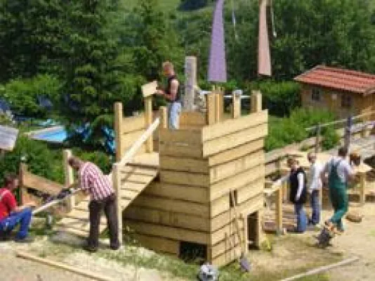 Bild: Innovationspreis für das Landhaus zur Ohe für Tool-Time im Familienhotel: „Papa, bau mit mir ein Baumhaus"