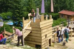 Innovationspreis für das Landhaus zur Ohe für Tool-Time im Familienhotel: „Papa, bau mit mir ein Baumhaus" Bild: Innovationspreis für das Landhaus zur Ohe für Tool-Time im Familienhotel: „Papa, bau mit mir ein Baumhaus"