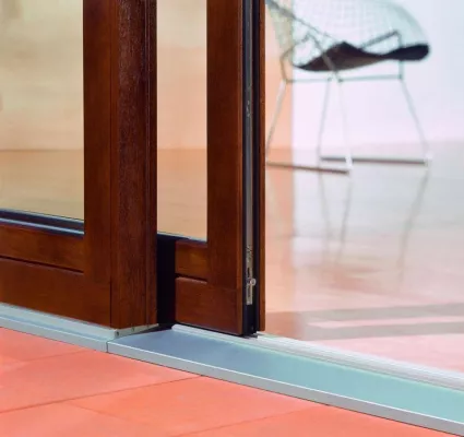 Bild: Großflächige Schiebetüren lassen die Sonne ins Haus