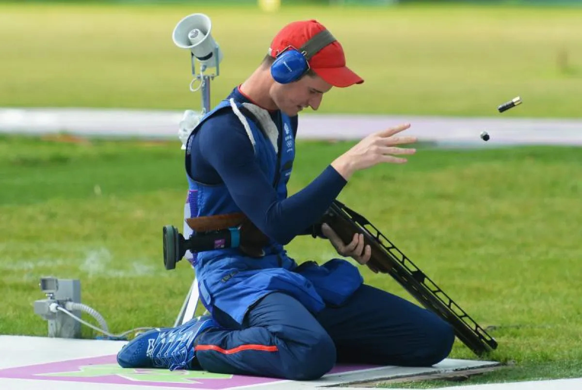 Peter Wilson, Olympiasieger im Doppeltrap. Stöße an seinem Gewehrschaft werden von einer auf ACE-SLA
